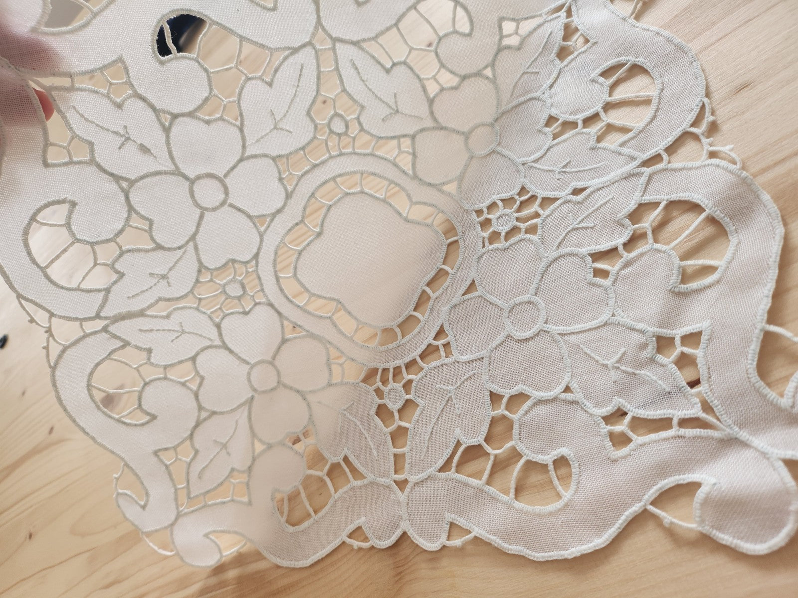 Ancien napperon fait main neuf brides fleur 27 cm sur 30 cm B8