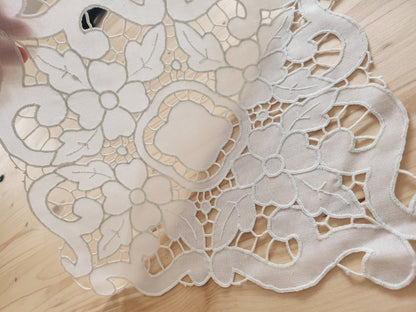 Ancien napperon fait main neuf brides fleur 27 cm sur 30 cm B8