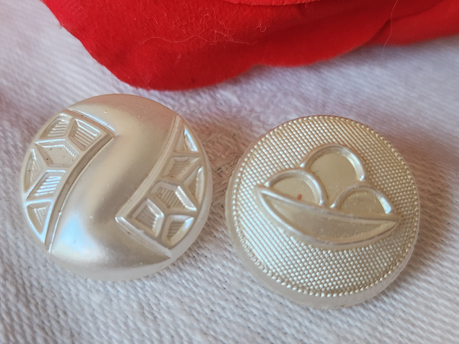 Duo boutons vintage en verre  blanc satiné  1,7 cm D11F
