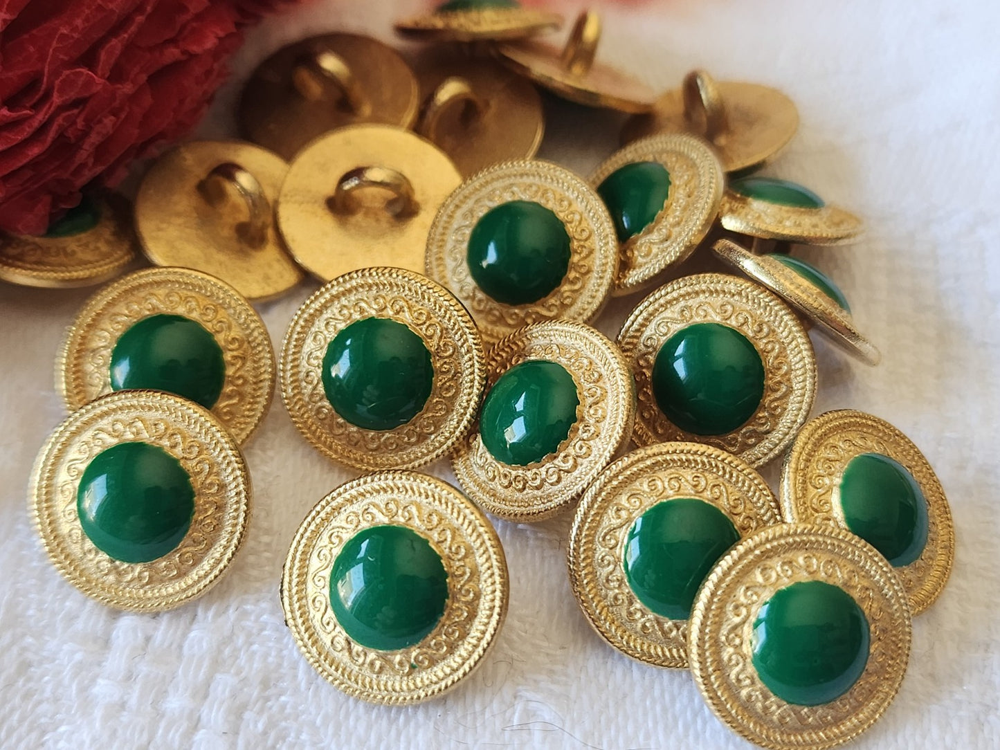 Lot 7 petits boutons en métal doré vert 1,3 cm ref 4923