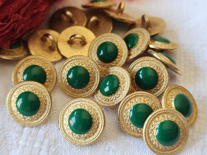 Lot 7 petits boutons en métal doré vert 1,3 cm ref 4923