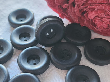 Lot 12  boutons vintage noir mat épais à trous 1,7 cm ref 5091