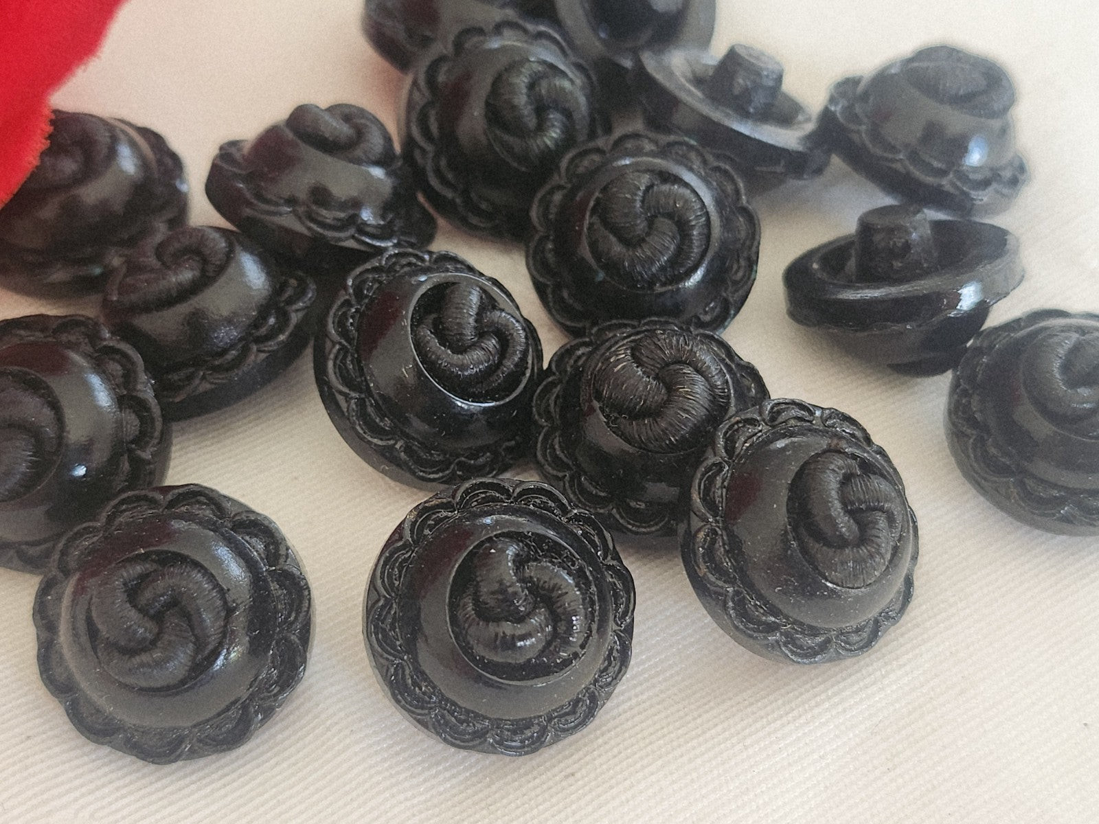 lot 6  boutons vintage coeur passementerie noir à  pied 1,7 cm ou 17 mm ref 6255