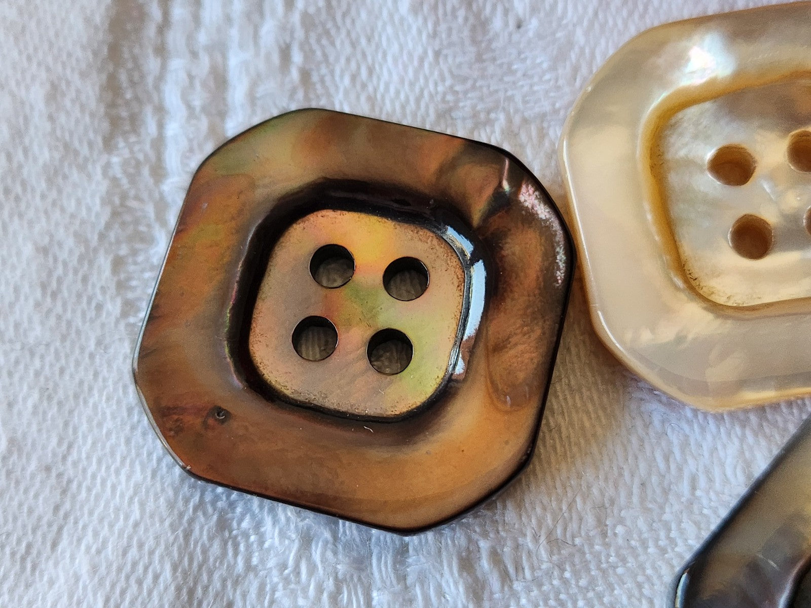 Trio gros boutons anciens en nacre carré  à trous 2,3 cm G15I