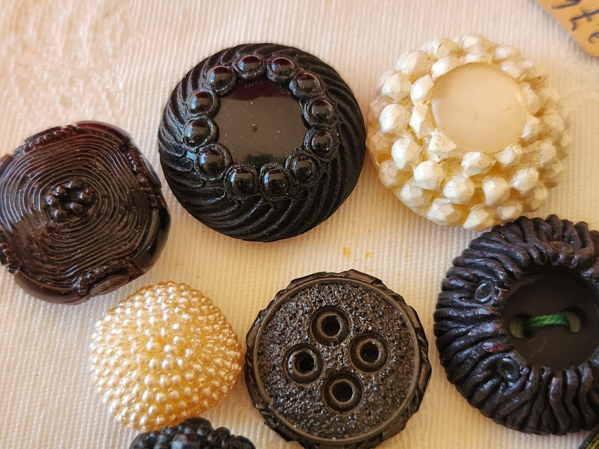 Lot 10 boutons vintage resine  panaché  1,4 à 2,5 cm ref 6686
