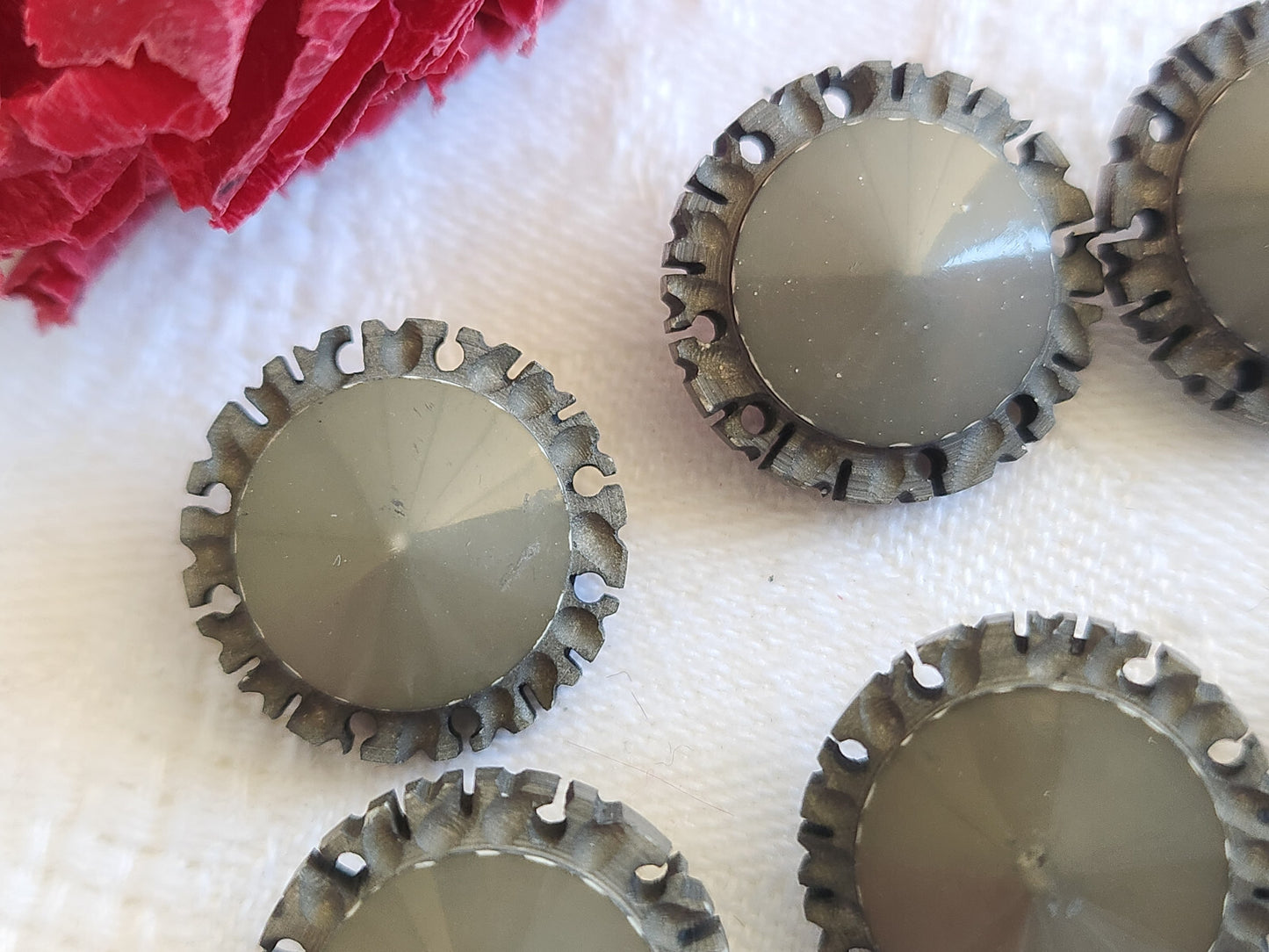 Collection lot 6 boutons anciens sculpté ajouré bord gris 1,8 cm ref 795