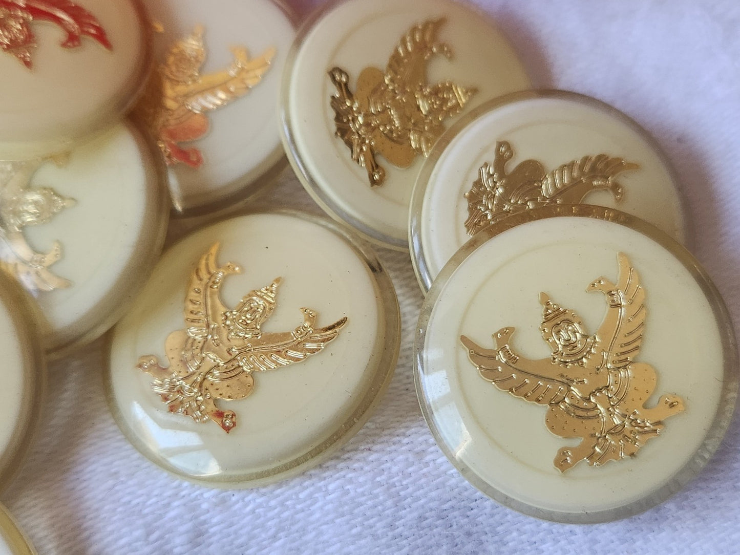 Lot 6 boutons vintage créme à pied inclusion doré bouddha pied  2,3 cm ref 3800