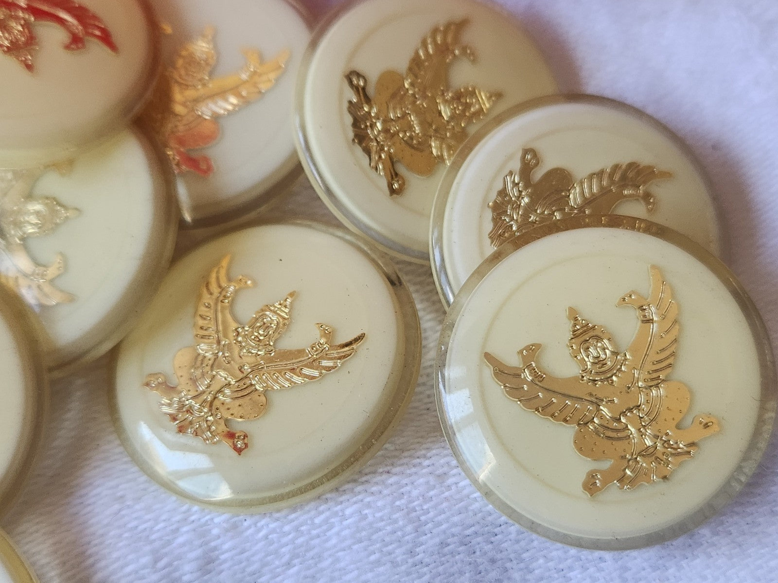 Lot 6 boutons vintage créme à pied inclusion doré bouddha pied  2,3 cm ref 3800