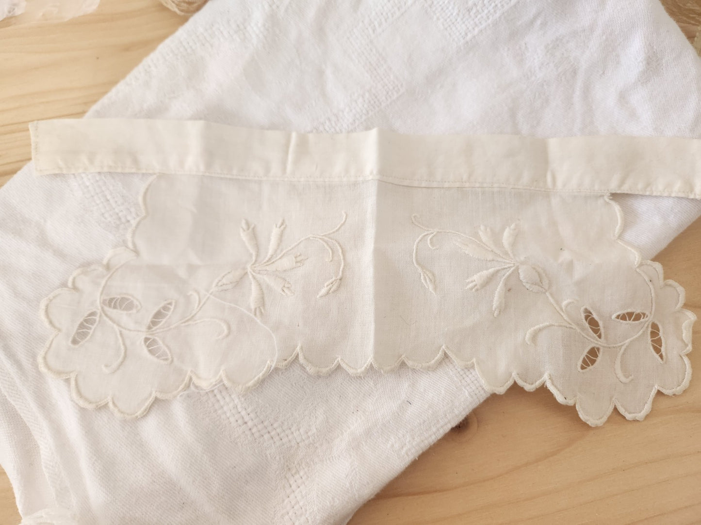 Petit col ancien bébé? emmanchure? broderie fleur plumetis T1-25
