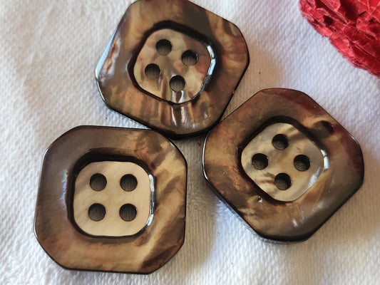 Trio boutons anciens en nacre carré  marron à trous 2,2 cm G14C