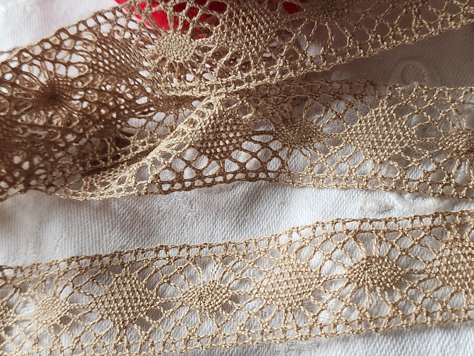 Dentelle vintage marron clair entre deux coton 3 métres sur 2,5 cm A6