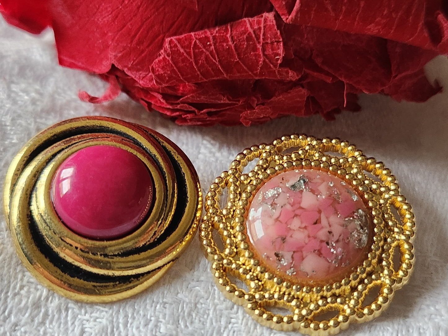 Duo boutons vintage en métal doré  coeur rose à pied 2,4 et 2,6 cm G16O