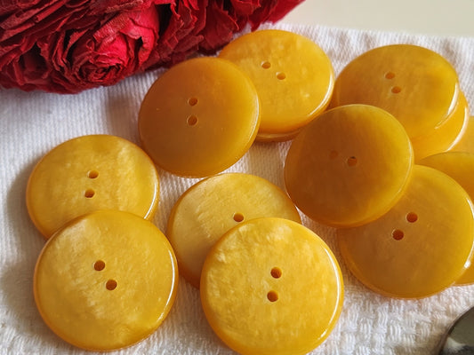 Lot 12 boutons vintage jaune marbré trous 2,3 cm ref 1202
