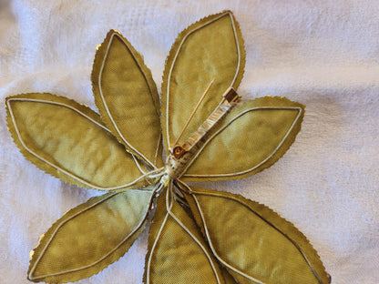 Ancien ornement chapeau vintage  modiste fleur montée sur broche 12 cm T0-15