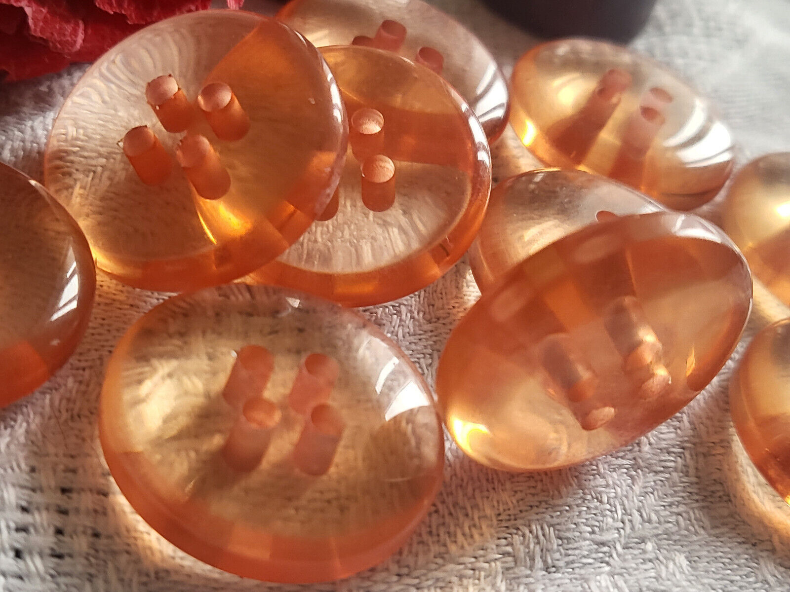 Lot 6 boutons vintage épais orange transparent à trous 2,3 cm ref 4451