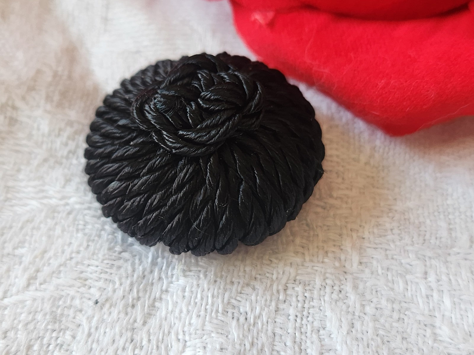 Ancien bouton  passementerie noir lumineux 2,5  cm D17N