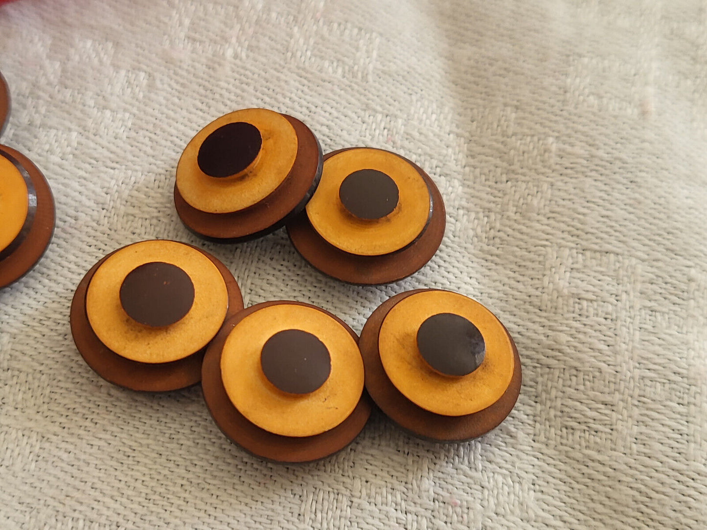 Lot 13 petits boutons anciens marron orangé  2 séries 1,3 cm pied ref 1713