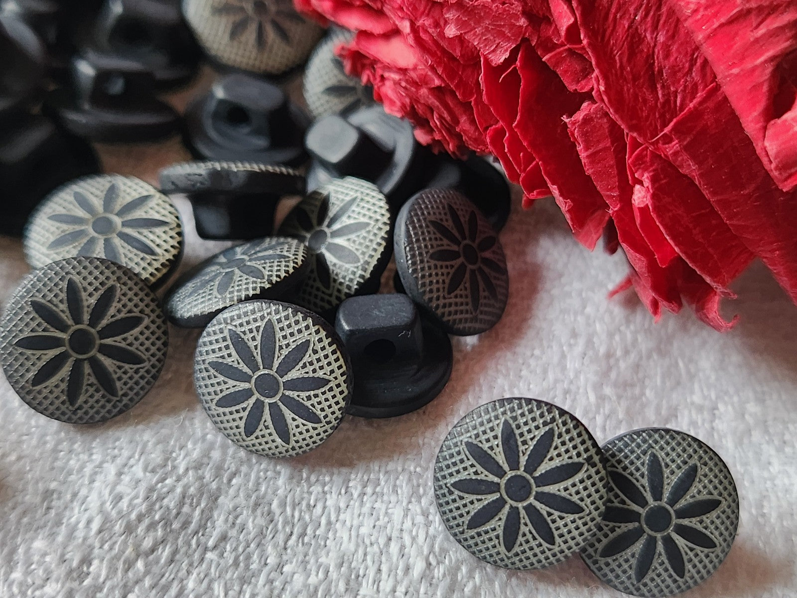 Lot 15 mini boutons vintage à pied gris noir fleur 1,1 cm ref 2771