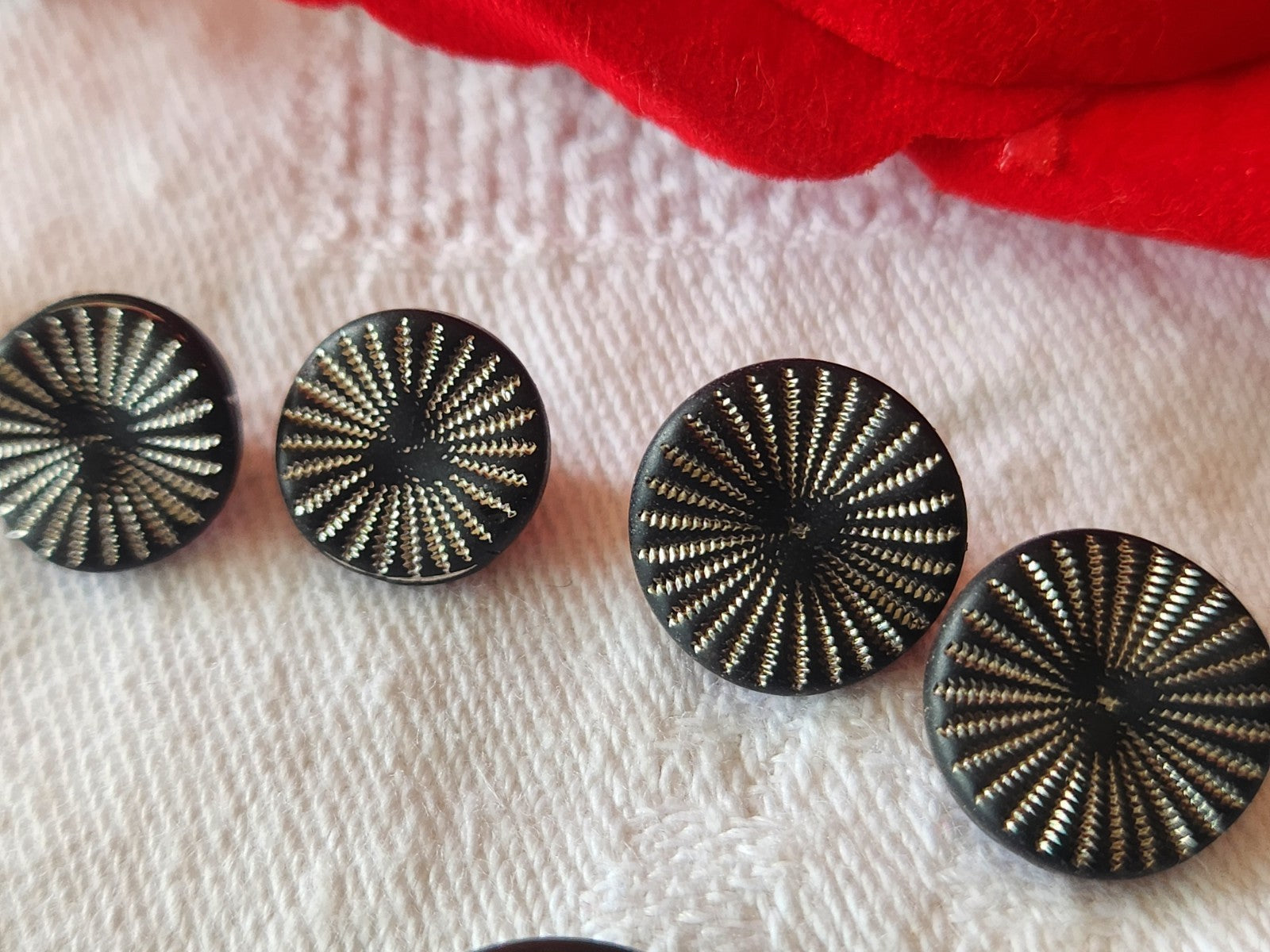 Lot 4  boutons anciens en verre noir argenté vintage 1,1 cm et 1,3 cm G12L