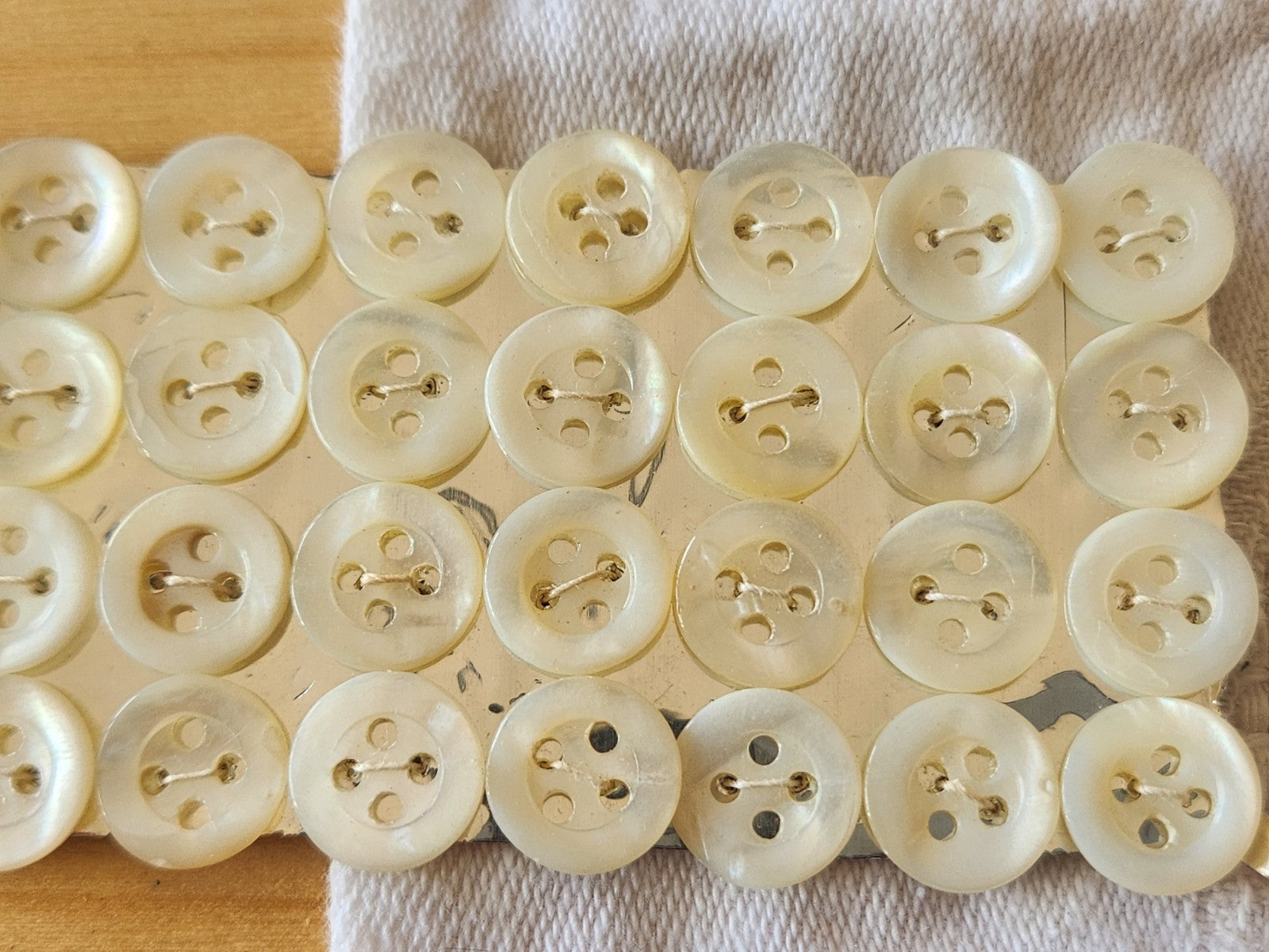 Plaque lot 36 boutons anciens en nacre blanc trous 1 cm corsage mini N°7