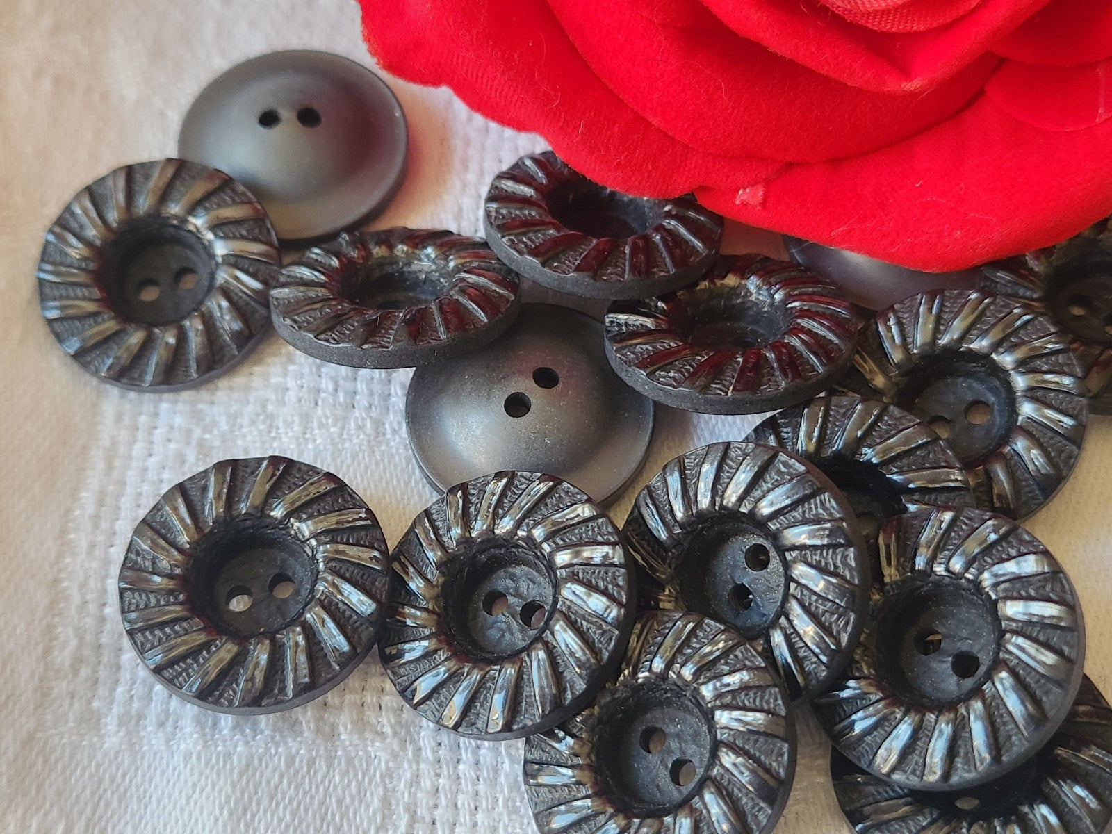 Lot 10 boutons vintage gris noir incurvé 2,2 cm trous ref 5882