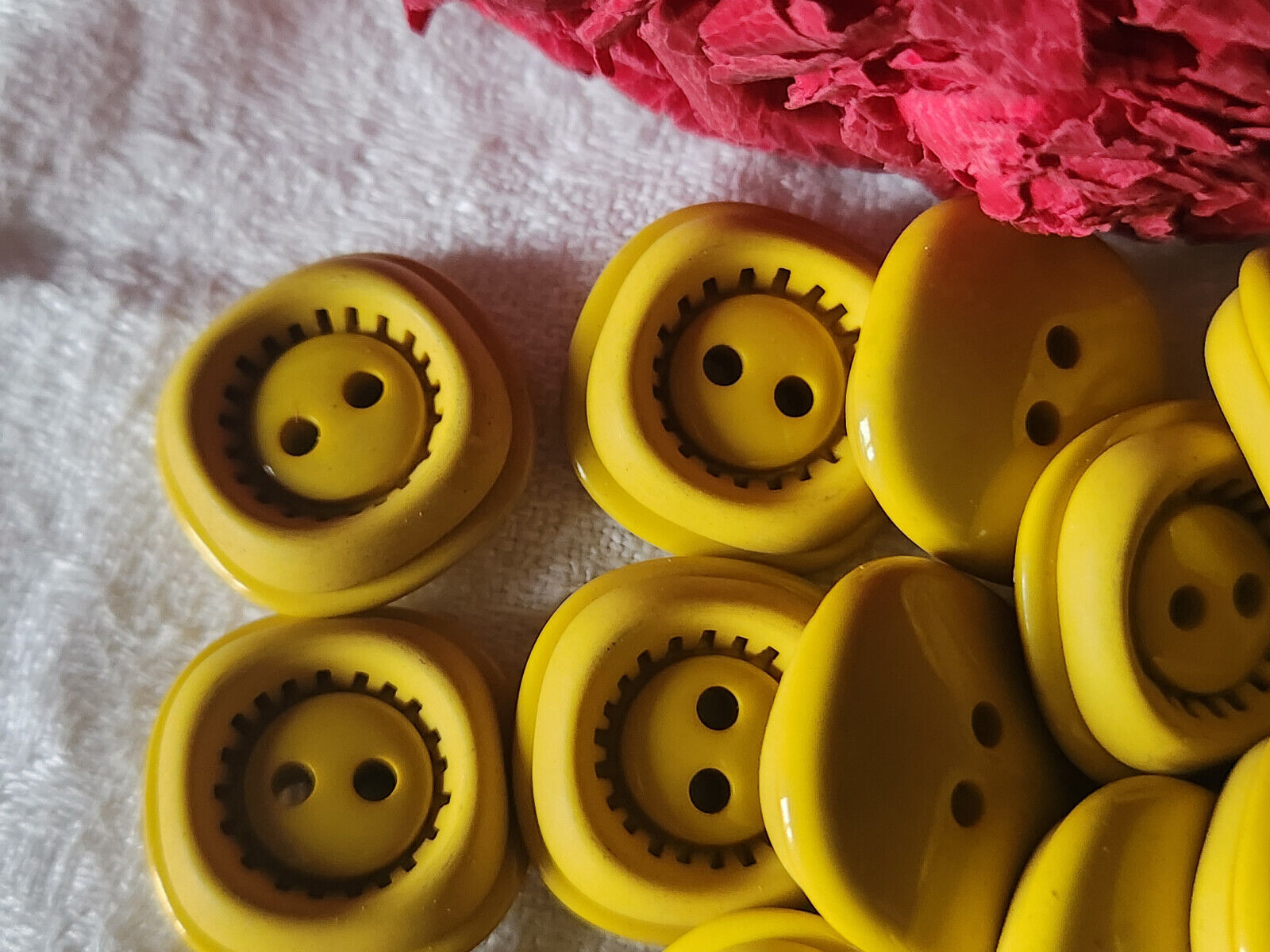 Lot 8 boutons vintage jaune travaillé à trous 2 cm ref 5298
