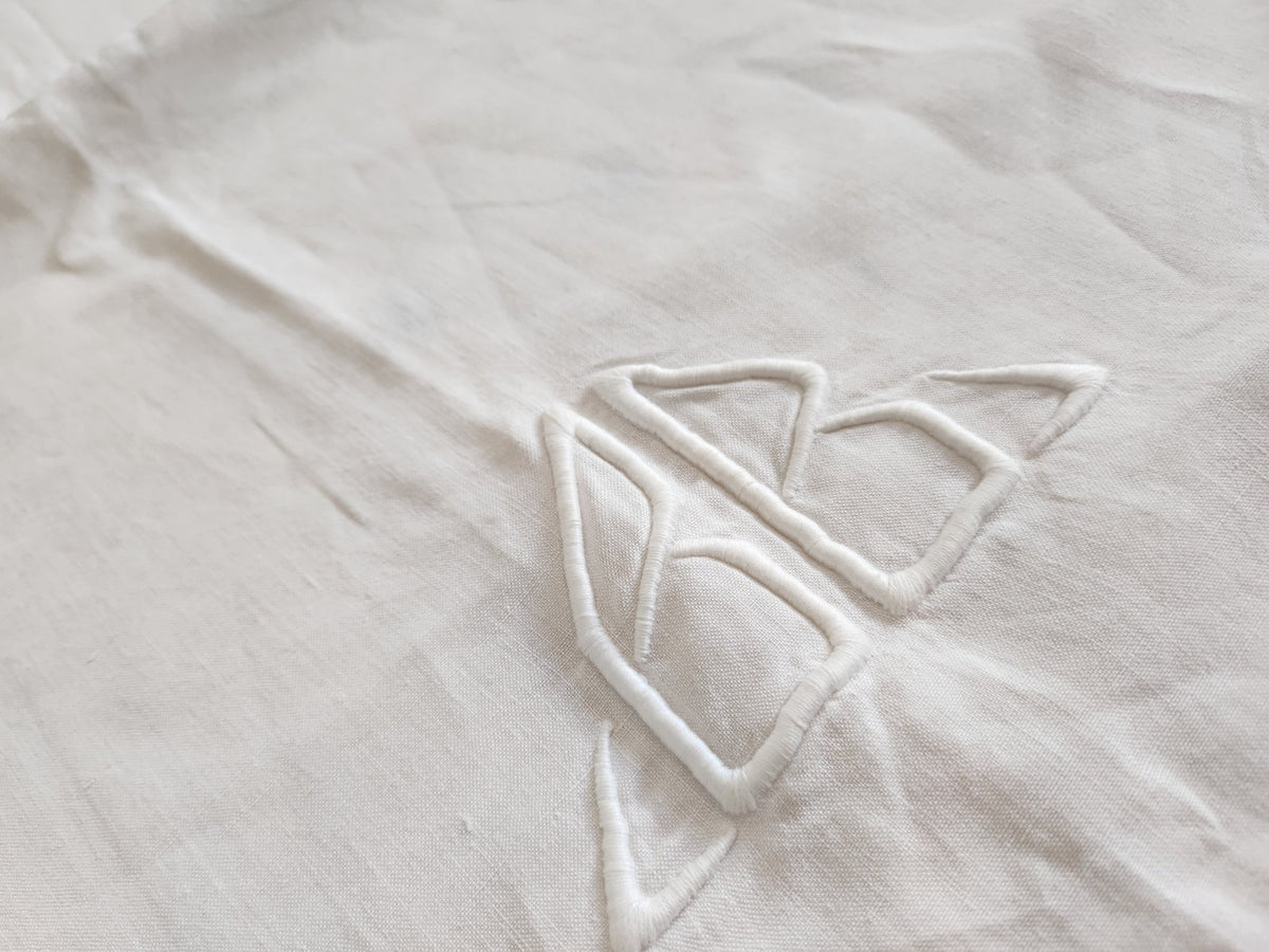 Ancien retour de drap blanc monogramme BB jour échelle découverte  B6