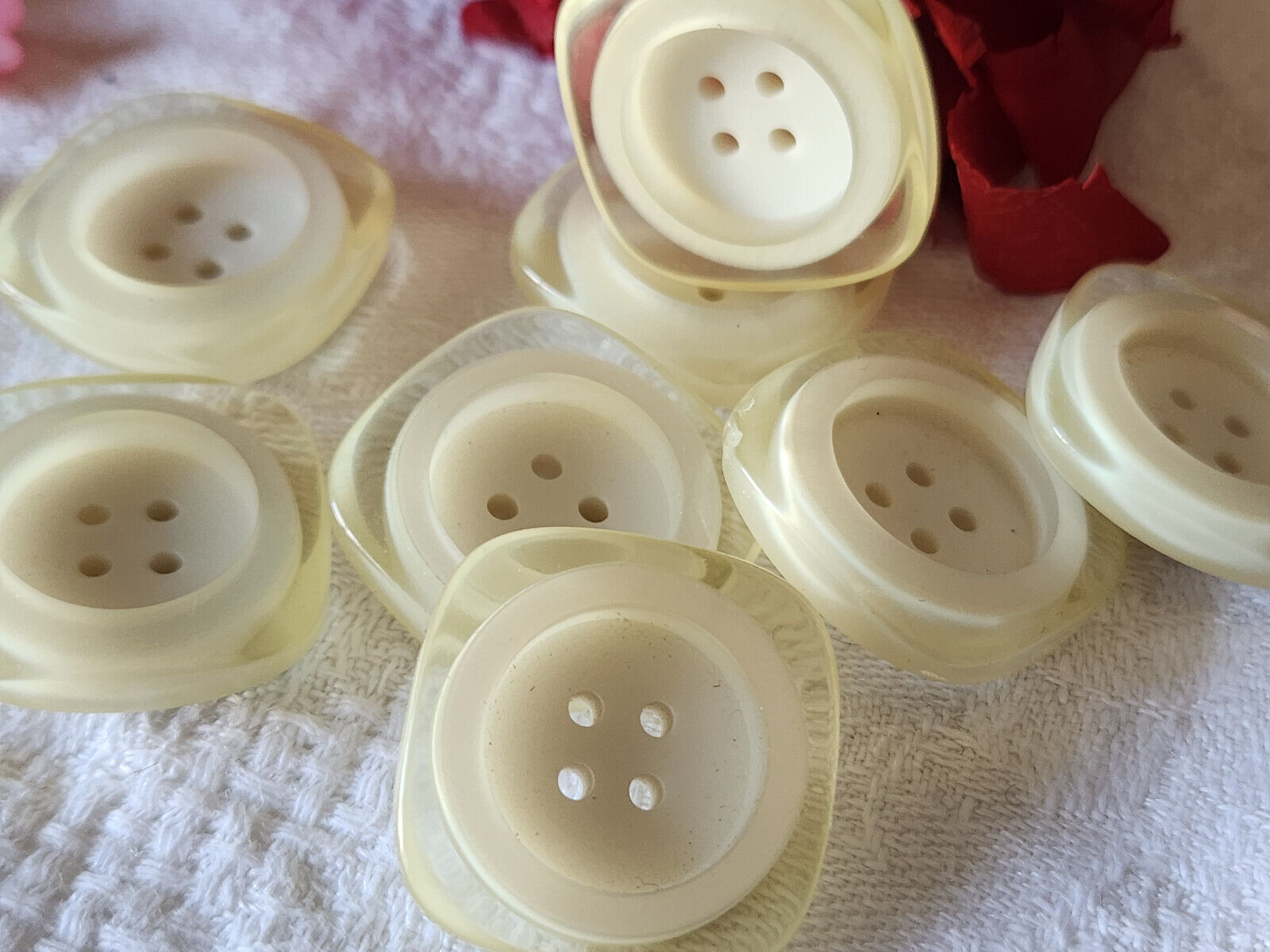 Lot 8 boutons vintage transparent blanc jolis à trous  2,3 cm ref 5894