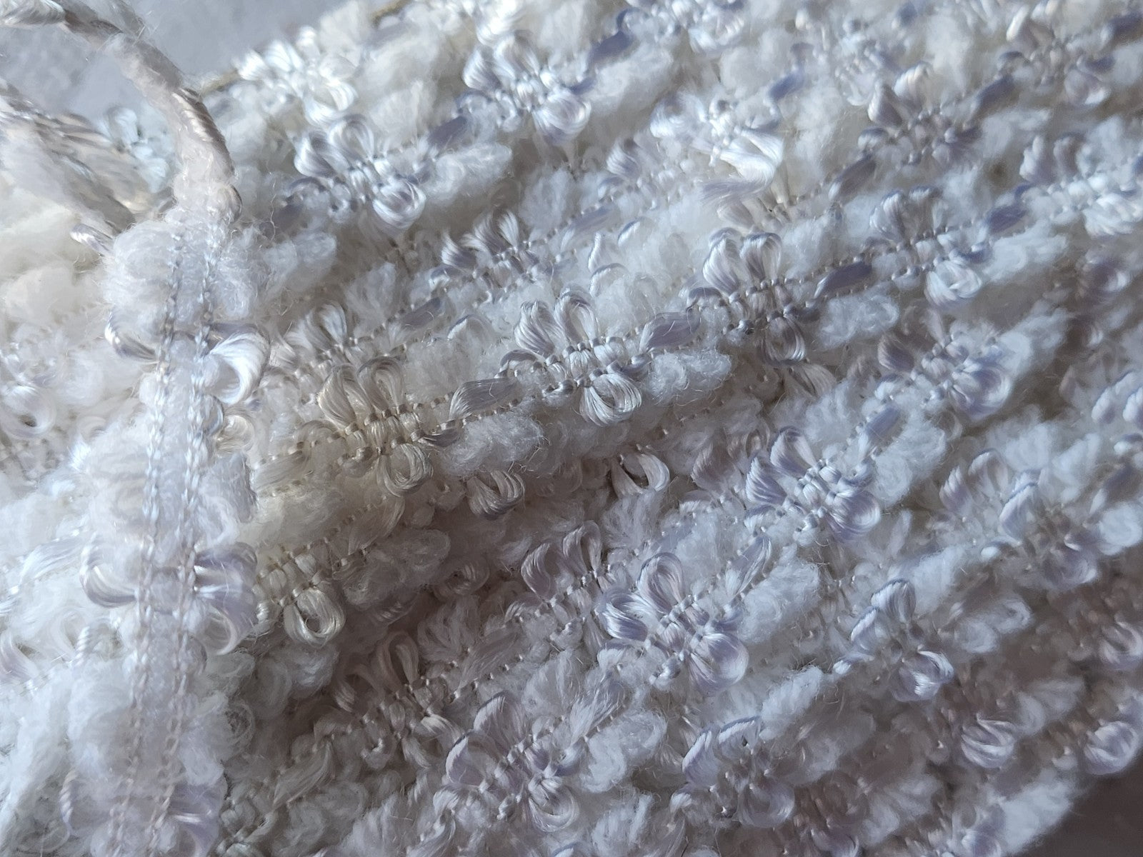 Galon vintage bordure blanc satiné 3 mètres sur 1 cm A3