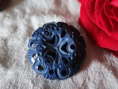 Gros bouton ancien collection bleu sculpté joli ajouré motif 2,6 cm  ref 953