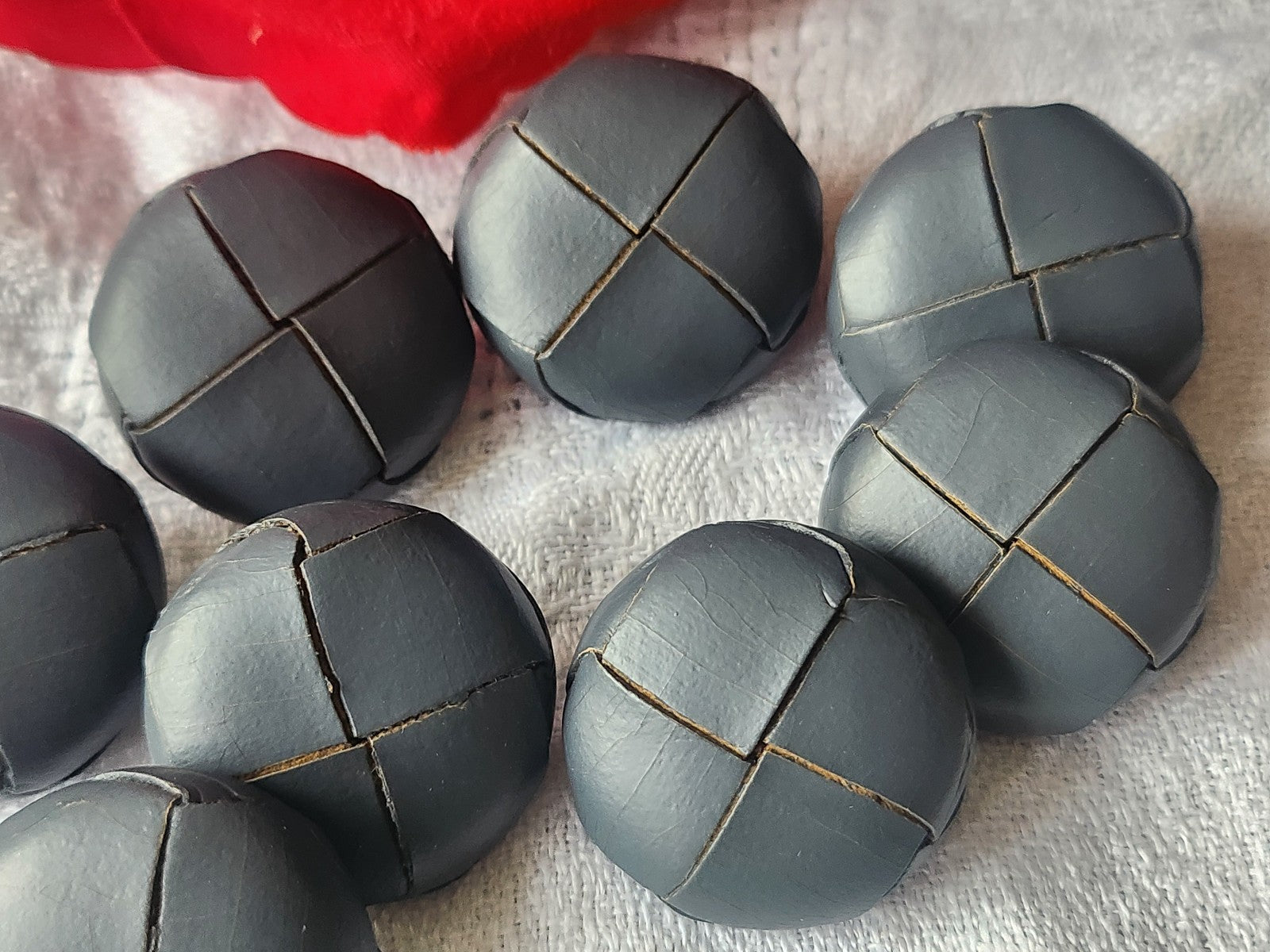 Lot 8 gros boutons anciens en cuir  gris  à pied grelot 2,5 cm  ref 5456