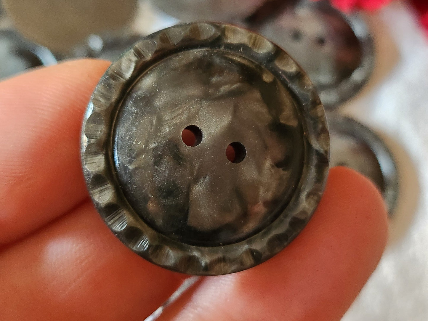 Lot 6 gros boutons vintage gris chiné à trous 3 cm ref 2870