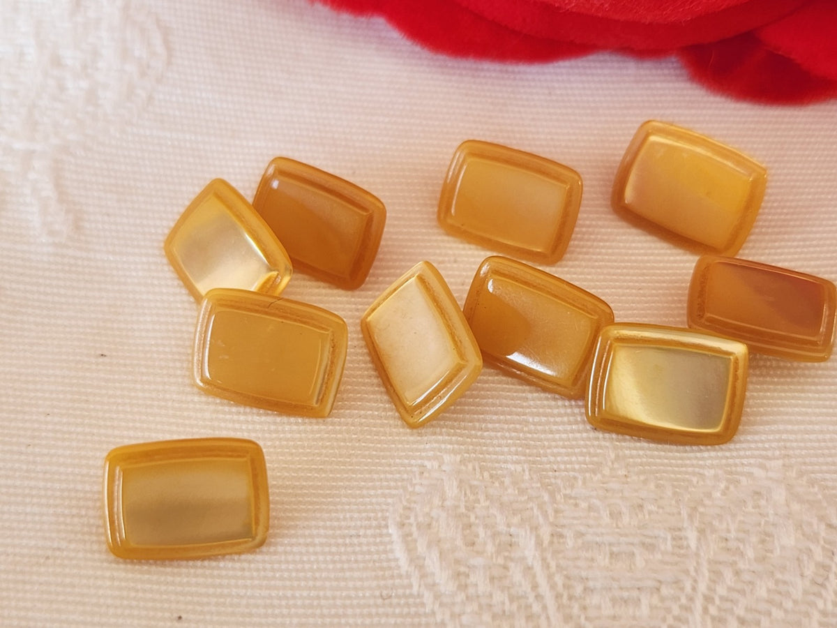Lot 10 boutons anciens en nacre jaune rectangle pied 0,8 cm sur 1 cm ref 6664