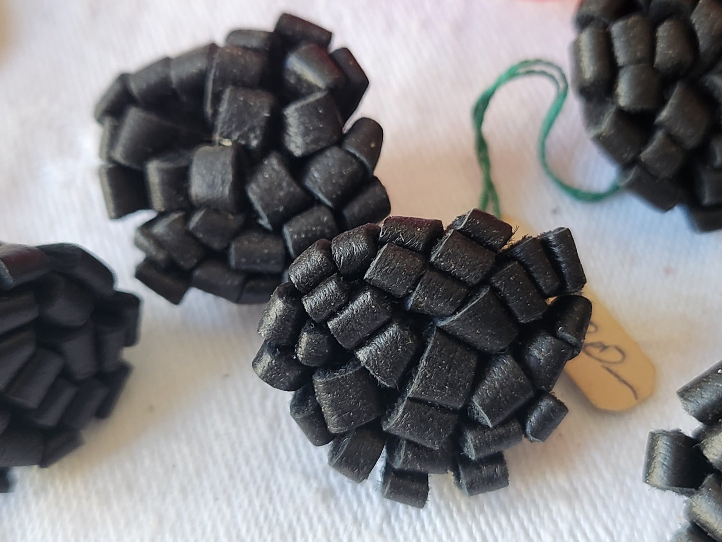 Lot 6 superbes boutons anciens en cuir parurier pied 2,3/2,4 cm ref 763