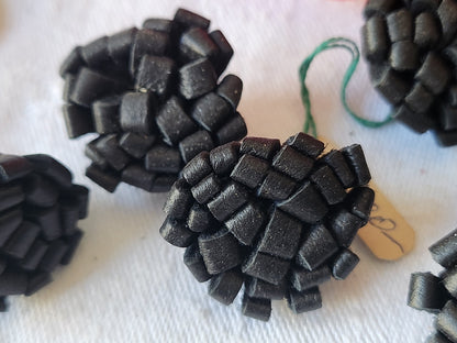 Lot 6 superbes boutons anciens en cuir parurier pied 2,3/2,4 cm ref 763