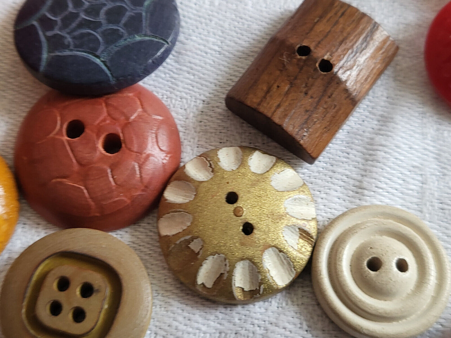 Panaché lot 10 boutons anciens en bois vintage 1,7 à 2,5 cm ref 2509