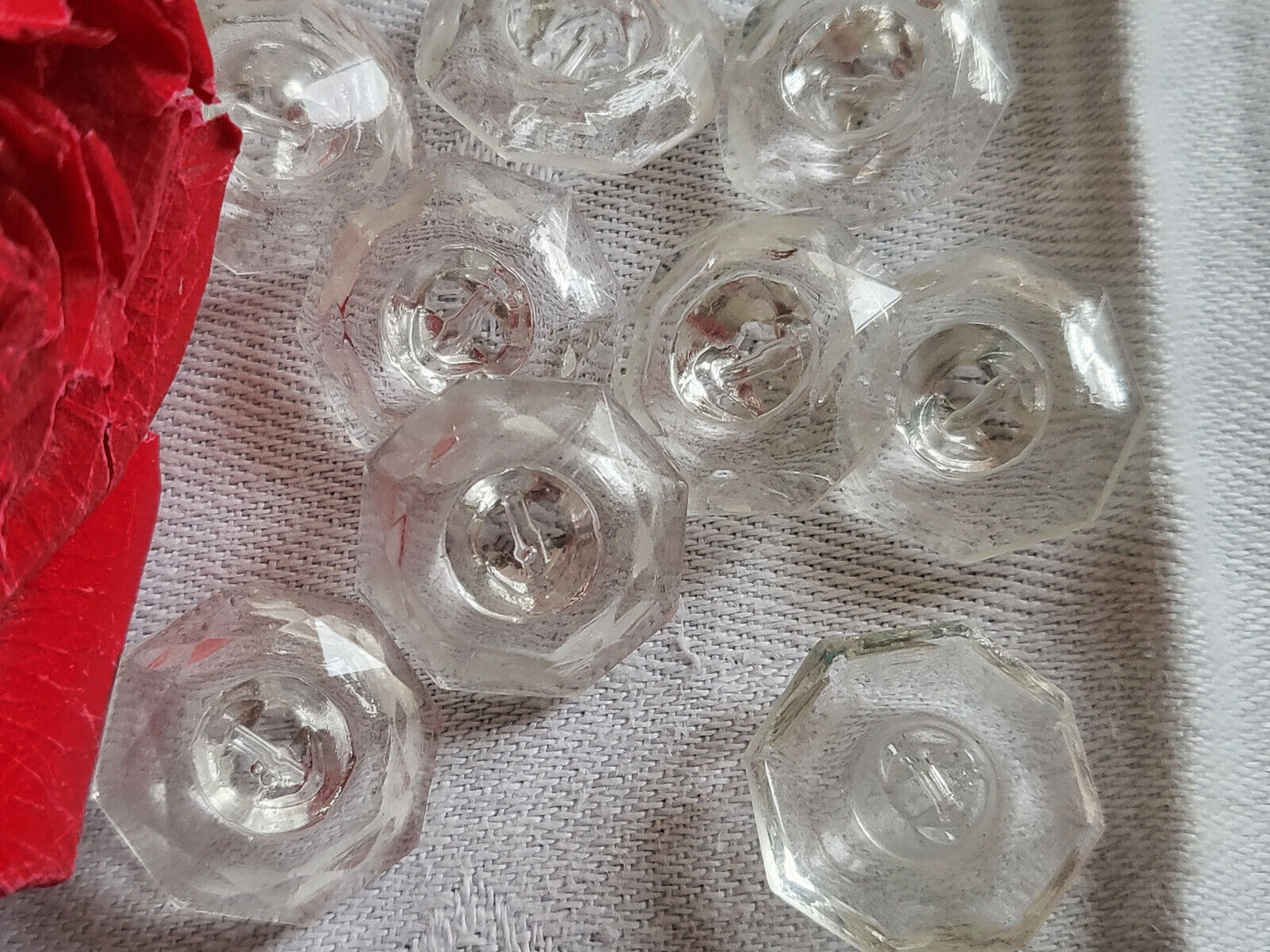 Lot 6 boutons anciens en verre transparent facette diamètre: 1,6 cm ref 2159