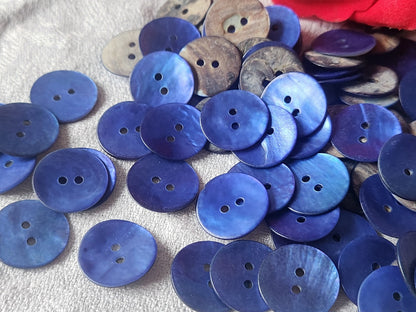 Lot 16 boutons en nacre bleu 2 trous diamètre: 1,8 cm  TC