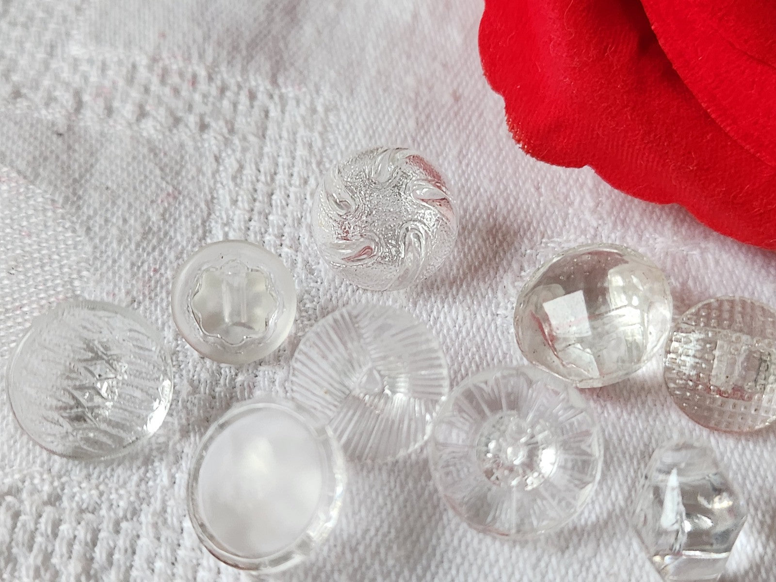 Lot 10 boutons anciens en verre transparent   panaché 1,1 à 1,3 cm ref 2386