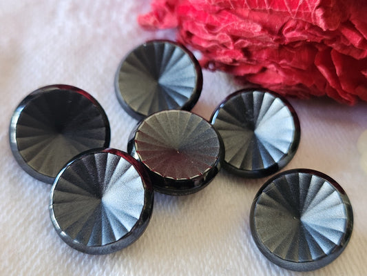 Lot 6 boutons anciens en verre gris effet facette 1,3 cm ref 5237