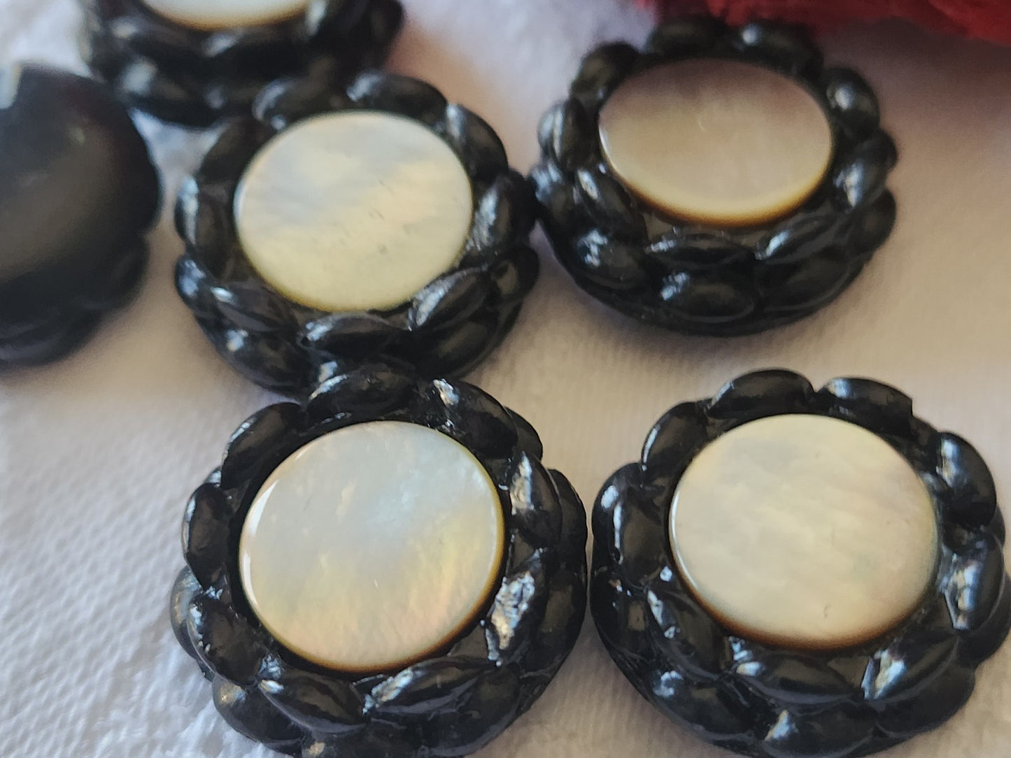Lot 6 boutons anciens résine noir coeur en nacre à pied 2 cm ref 3384