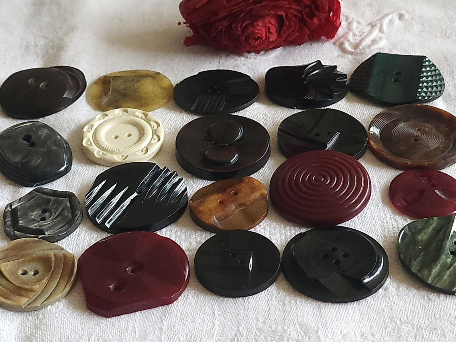 Lot 20 boutons anciens art deco bakelite plastique galalithe 2,6  à 3,8  cm T4