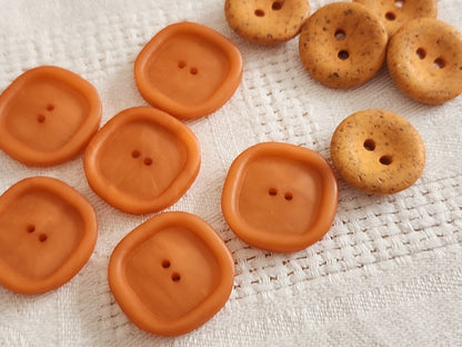 Lot 11 boutons vintage 2 series orange à trous 1,7 et 2,1 cm ref 3985