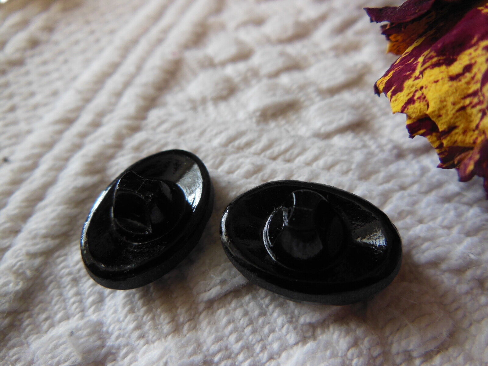 Duo boutons anciens en verre noir ovale pied 1,2 cm sur 1,8 cm  D15I