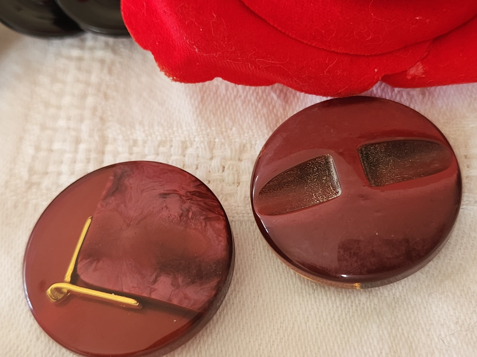 duo gros boutons vintage inclusion doré  fushia rouge pied  3 cm G2R