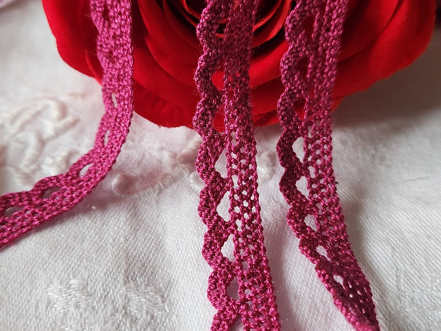 Dentelle vintage rose fushia  coton 3 métres sur 1,2 cm A6