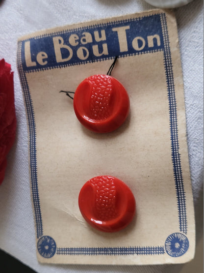 Lot 2 boutons anciens en verre rouge travaillé sur plaque 2,2 cm