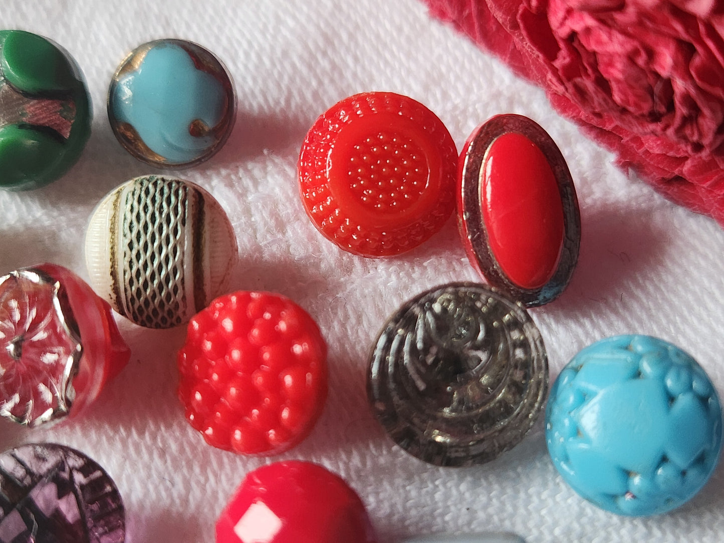 Lot 16 mini boutons anciens en verre  collection 0,7 à 1 cm ref 4847