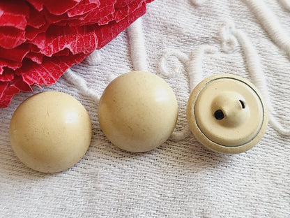 Trio mini boutons anciens en métal beige bombé peint 1,3 cm G14B