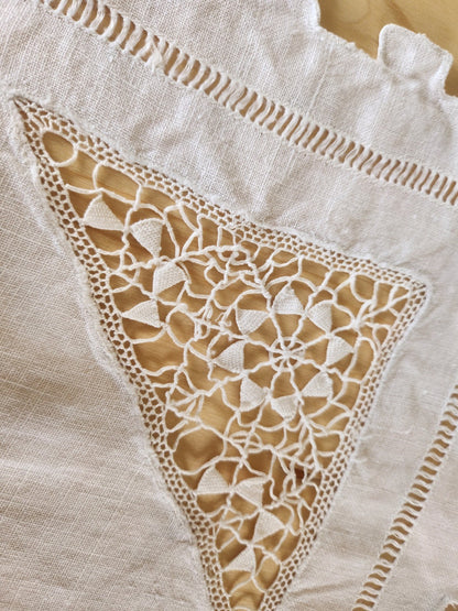 Ancienne nappe surnappe application jour  66 cm sur 88 B8